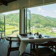 都会のレストランで「里山料理」をコンセプトにしている所は多くありますが、ここでは五感で本物の里山を味わうことができます。大地そのもののチカラを感じて、そして味わっていただくことが店の永遠のテーマです。