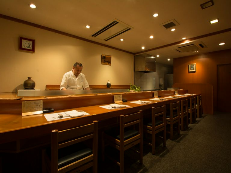 全8席、2〜3組ほどに限定して、きめ細やかなおもてなしを