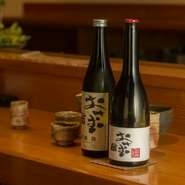 季節に合う味わいの日本酒を常時15種ほど取り揃え。さらに、福岡の名蔵元・山口酒造場が【鮨おさむ】のために醸造するプライベート・ブランドの日本酒『おさむ』もあり、旬の料理と鮨に合わせて楽しめます。