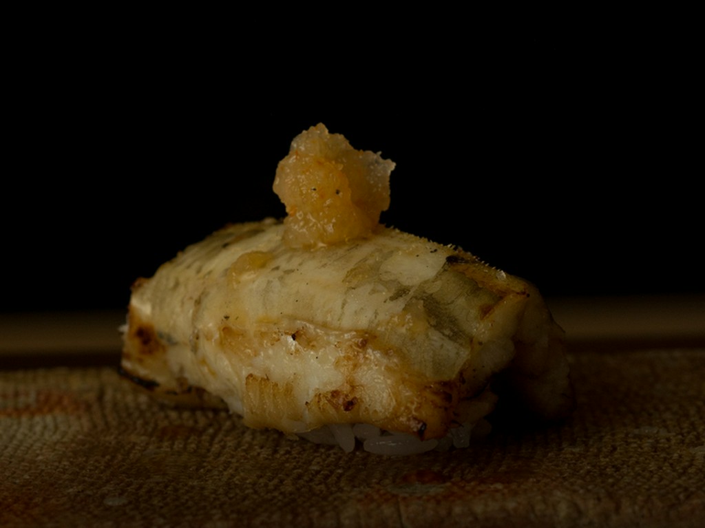 やわらかく煮た穴子を焼いて仕上げる、とろける『穴子握り』