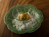 唐津産の赤ウニ、秋田産のじゅんさい、湯葉を盛り合わせた皿は、贅沢な酒のつまみ。からすみの塩気が、ウニの甘みを引き立てる隠し味に。