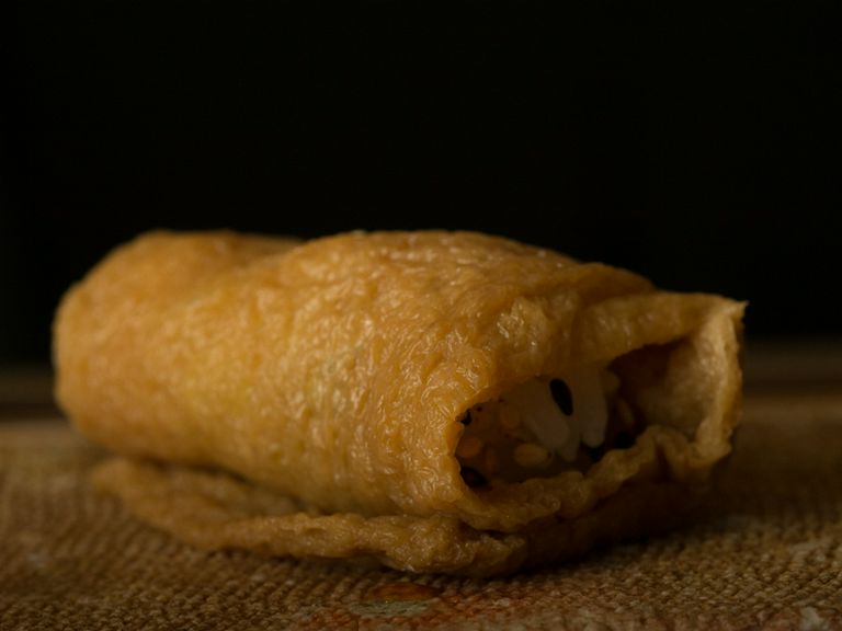 〆のお鮨と手みやげに喜ばれる、店主考案の『わさびいなり』