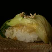 店名物の『かいわれこぶ〆鮨』は、『わさびいなり』とともに〆のお鮨としてご提供。福岡・能古島発祥のからみがしっかりしたカイワレ大根を厳選し、利尻産昆布で5日間昆布じめにしてから、シャリに合わせます。