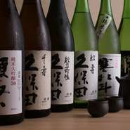 四季を感じさせる川魚料理に合うのは、やはり日本酒。旨みのバランスが良い、純米以上のお酒に力を入れたラインナップとなっており、日本酒通も唸る品揃えです。『繁桝』や『獺祭』、『獺祭』などの大吟醸も豊富。