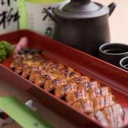 宮崎や鹿児島でとれた国産の肉厚な鰻を使用。
