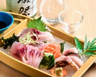 『鯉のあらい』、『鯉の薄造り』、『活き鮎の刺身』、『鱒の刺身』の豪華4種。川魚専門店ならではです。活鮎が入荷する間だけの、期間限定メニュー。