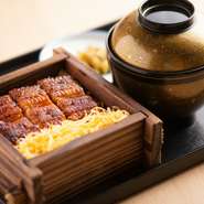 お店の人気料理。1番下にはご飯が敷き詰められています。せいろにすることで柔らかく仕上げられた鰻は、フワッとした食感が特徴。優しい味付けで、メインとしてはもちろん、〆としてもオススメです。