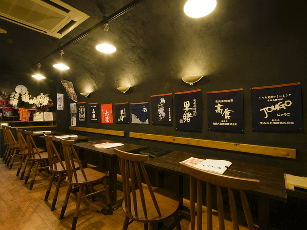 テーブル席はゆったりと広くスペースが用意されています