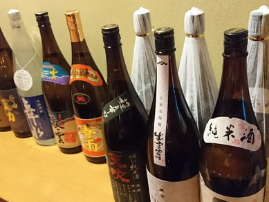 全国の日本酒を厳選。燗は専用の酒燗器でおつけします。