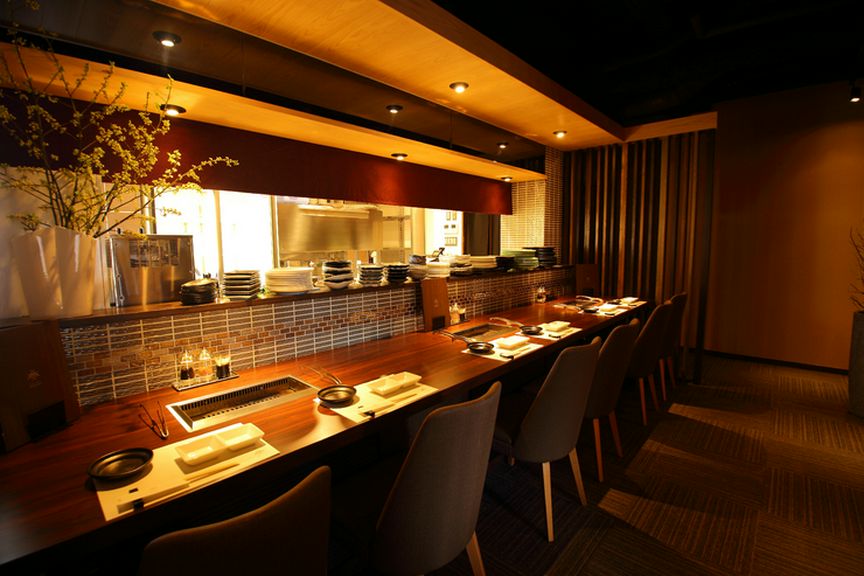 ゆったりと過ごせるカウンター席も人気。お一人様で気兼ねなく