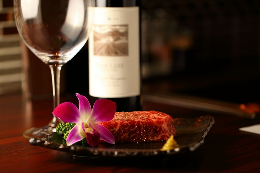 焼肉との相性を考えたワイン、シャンパンを揃えております