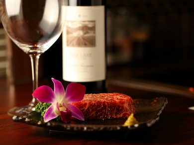 焼肉との相性を考えたワイン、シャンパンを揃えております