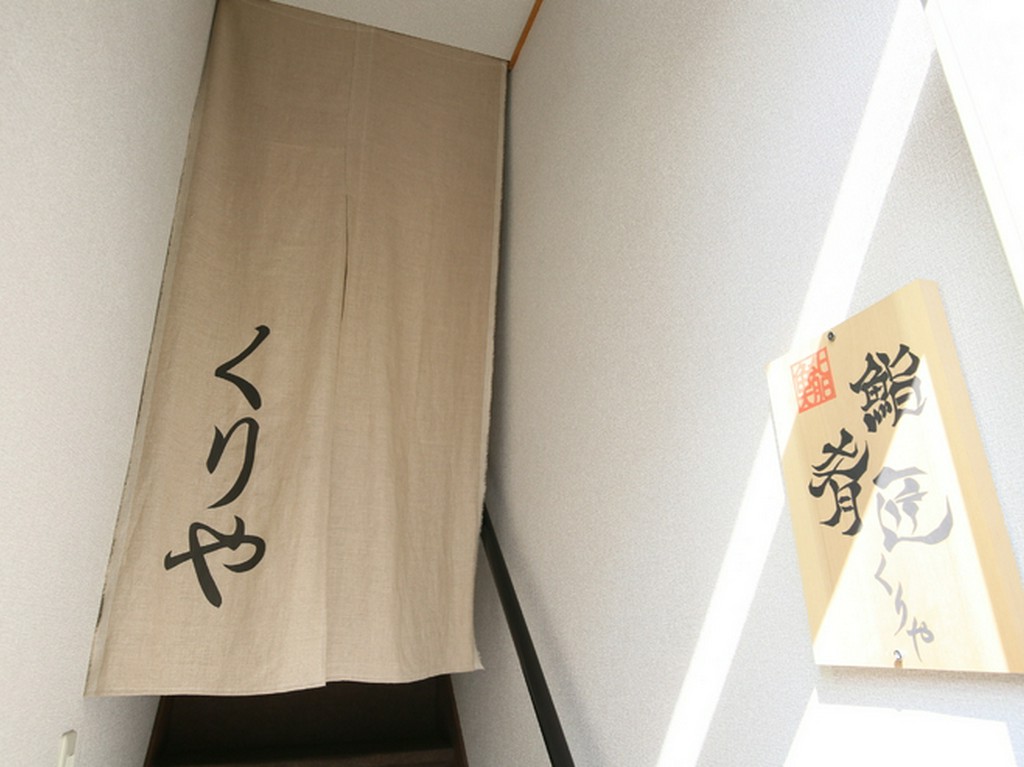 無機質なビル2階にひっそりと存在する、究極の隠れ家