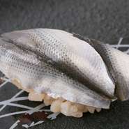 青魚の鮨は「酸味が強い」「生臭い」などと嫌われますが、それは〆方の問題。塩と酢で〆たとき、余分な水分を排出し青魚の旨味を表面に引っ張り出します。生臭さを旨みに変え、まろやかな酸味が愉しめます。
