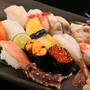 道産のネタのみを握った『道産にぎり』は店一番の人気メニューです。北海道で採れた旬の魚やエビ、カニを1皿に盛り合わせています。