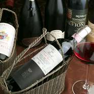 イタリア産にこだわり、選りすぐりされたワインが充実しています。シニアソムリエがセレクトしたラインナップは、デートや女子会、家族の記念日などさまざまなシーンにふさわしいものばかり。