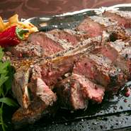 イタリア料理において代表的な肉料理の一つ。Tボーンは、T字型の骨を中心にして、両側にヒレとロースがついてその両方を味わうことができる部位です。1キロ程の肉塊を豪快に炭火で焼き上げていきます。
