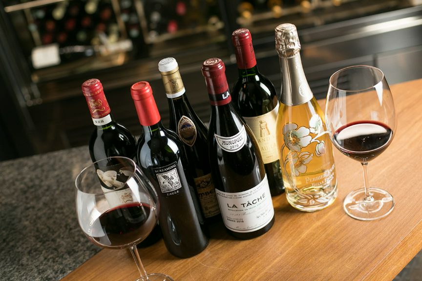 フランスを中心に、各産地の多様なワインを幅広く取り揃え