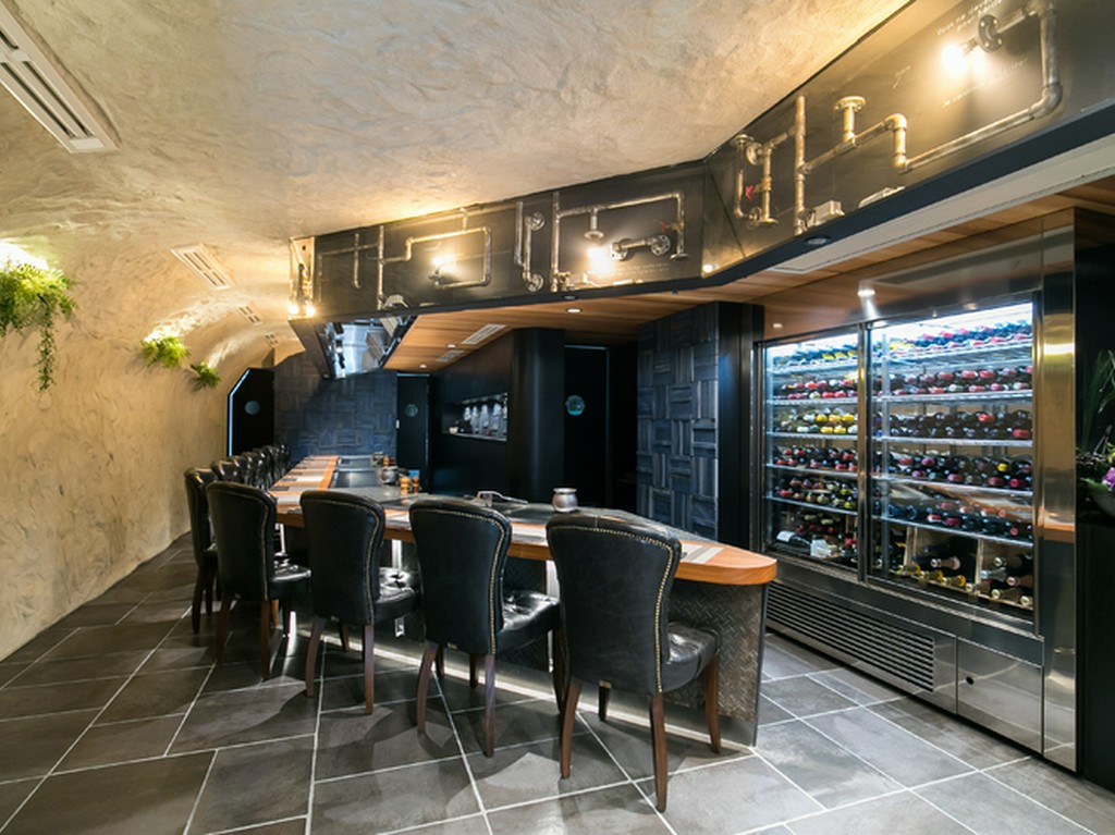 カウンター席のみの店内。鉄板を眺めながらゆっくりお食事を