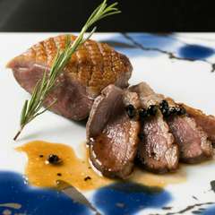 しっかりした肉質と甘くコク深い味が特徴の『国産鴨のロースト』