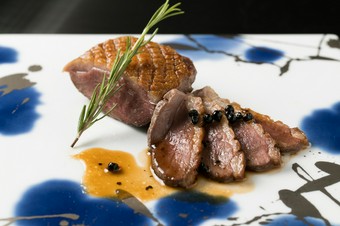 しっかりした肉質と甘くコク深い味が特徴の『国産鴨のロースト』