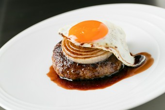 熟成和牛の鉄板ハンバーグ　マディラワインの香り