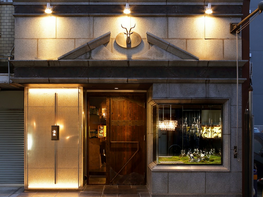 街角に佇む、印象的な宝伝の外観