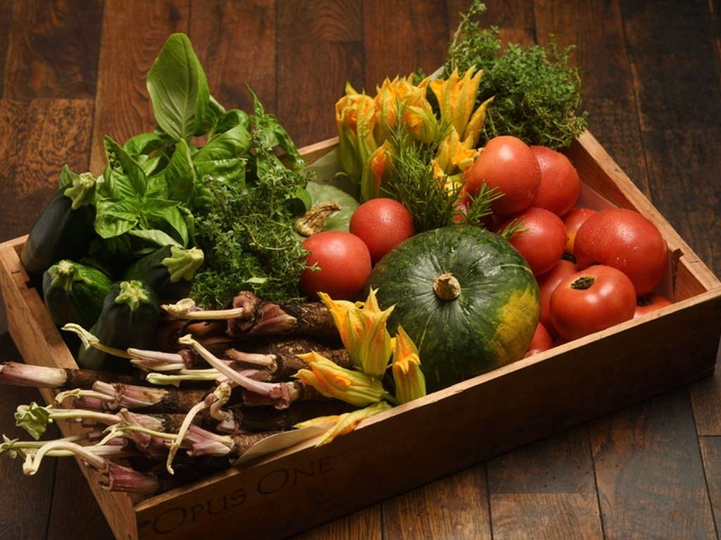 マダムの故郷から直送、減農薬法で大切に育てられる季節の野菜