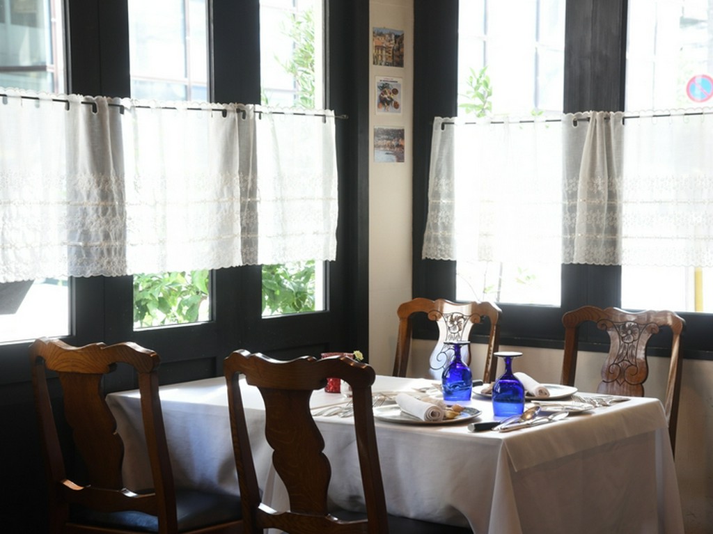 二人の時間をゆったりと過ごせる、窓側の人気席