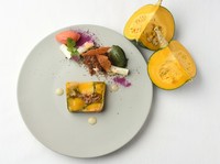 自家菜園のカボチャと白イチジクのテリーヌ　トマトとバジルのソルベ　ハニーウィスキーソース