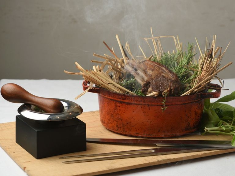 目の前で立ち上る香りに食欲をくすぐられる『仔羊のワラ焼き ミントヘーゼルナッツのソース』