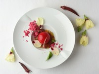 白ワインとスパイスを使い、フレッシュなトマトを丸ごとコンポートしてあります。スイカと赤紫蘇はソルベにし甘さと塩気の駆け引きを演出。コンソメジュレが全体の味わいに調和をもたらしています。