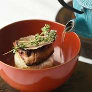 ウナギとフォアグラの濃厚、且つ深いコクと絶妙な引き立て役となるマデラ酒のソース。和の味わい方をフレンチスタイルに解釈したオリジナリティ溢れる〆の一皿です。
