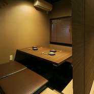 接待や家族での食事会に。真ん中に仕切りを入れて、2部屋あるいは3部屋にすることができ、4名～20名までの個室やテーブル席として利用可能です。気心知れた仲間達と、プライベート空間で和やかに会食を。