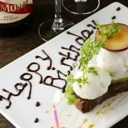 ハレの日を華やかにお祝いするのに相応しい、豪華食材を使った特別メニューやメッセージ付きデザートプレートが用意されています。事前に相談しておけば、お花、スパークリングワイン等サプライズも可能です。