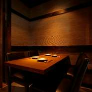 4年連続ミシュランガイドに掲載された確かな実績を持つシェフがつくる目にも美味しい鉄板料理と、気配りの行き届いた接客。大切な方との会食にも最適です。肩ひじ張らずに楽しめるムードに、心も自然とほぐれます。