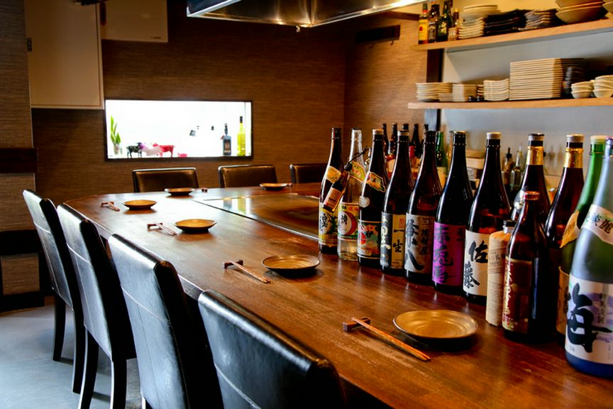 二人の距離を縮める落ち着いたカウンター席で、素敵な夜を