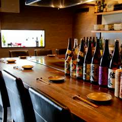 二人の距離を縮める落ち着いたカウンター席で、素敵な夜を