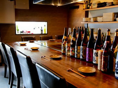 二人の距離を縮める落ち着いたカウンター席で、素敵な夜を