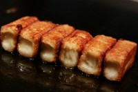 “さくら”の隠れた逸品。昔、精進料理で使われていた「生麩」を鉄板でカリカリ＆もちもちに。リピーター多し。