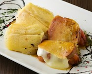 温かいカプレーゼ風の仕上がり。ぜひ食べたい、ワインが進む逸品。