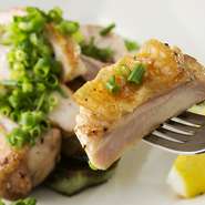 皮が美味しい宮崎“日向地鶏”は、皮目はカリカリ、中はしっとりと焼き上げた一品。適度な弾力の肉質は、噛めば噛むほどに甘みが広がります。シンプルに塩とレモンで。