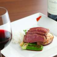 サシは少ないがフィレ肉の次に柔らかいといわれているランプ。赤身の肉本来の味を楽しむならシンプルに塩、胡椒でお試しください。しっかりした赤ワインとも相性抜群です。