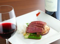 サシは少ないがフィレ肉の次に柔らかいといわれているランプ。赤身の肉本来の味を楽しむならシンプルに塩、胡椒でお試しください。しっかりした赤ワインとも相性抜群です。
