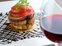 芳醇な甘みと気品ある口どけが魅力『フランス産“フォアグラ”と焼きリンゴのソテー』