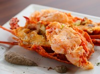 鉄板焼の代表、大伊勢海老。ぷりぷりの大きな身は、旨みたっぷりで香り高く、そして甘い。贅沢な逸品ですがこの価格とボリュームは自慢できます。