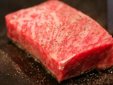 サシの入った肉の芸術品『厳選“黒毛和牛A5”サーロインステーキ』