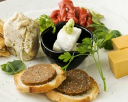 4～5種類を少しずつ盛り合わせたボリュームたっぷりのおすすめ前菜。