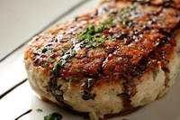 脂が美味しく肉汁たっぷりの米沢豚を練り込んだ一品。酸味と甘みがある特製バルサミコソースが米沢豚の旨みと合わさりより上品な“つくね焼”にしてくれます。