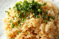定番の一品。1粒1粒パラパラに焼き上げ、仕上げに1ヶ月寝かせた特製にんにく醤油を。香りと味にほっとします。